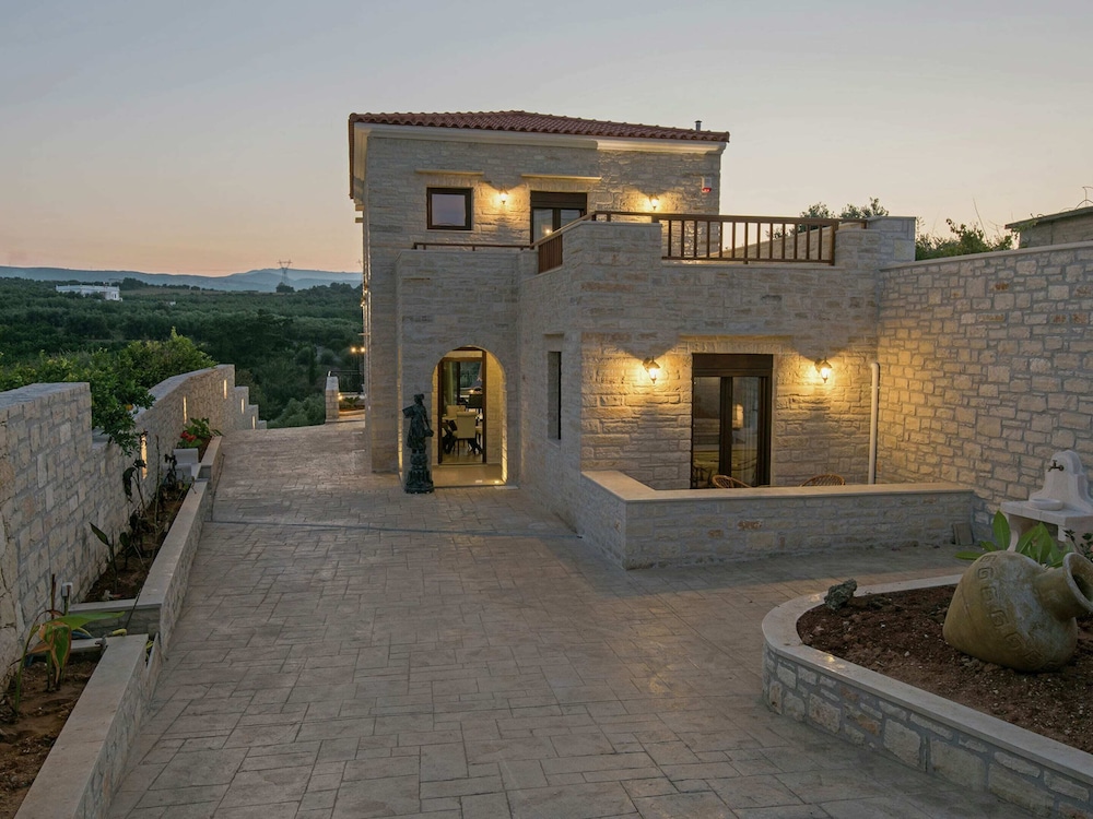 Luxurious Villa With Private Pool, Near a Couple of Restaurants & Sandy Beach view 3