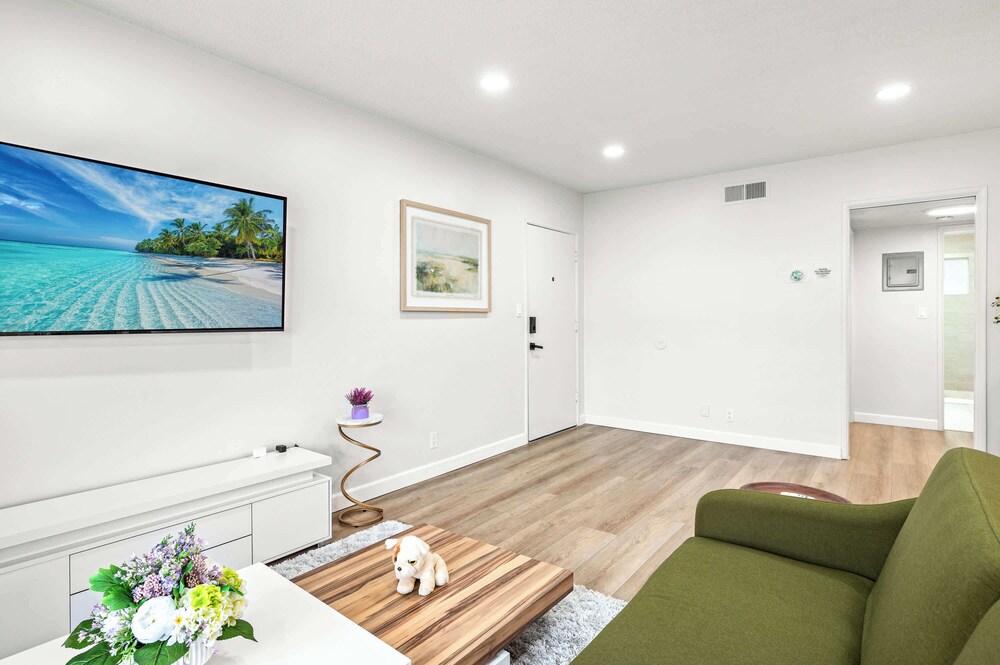 Modern Cozy Retreat Stylish Stay With Patio & Parking