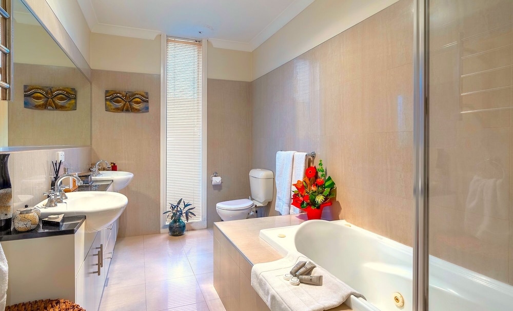 StayCentral - Tranquil Townhouse