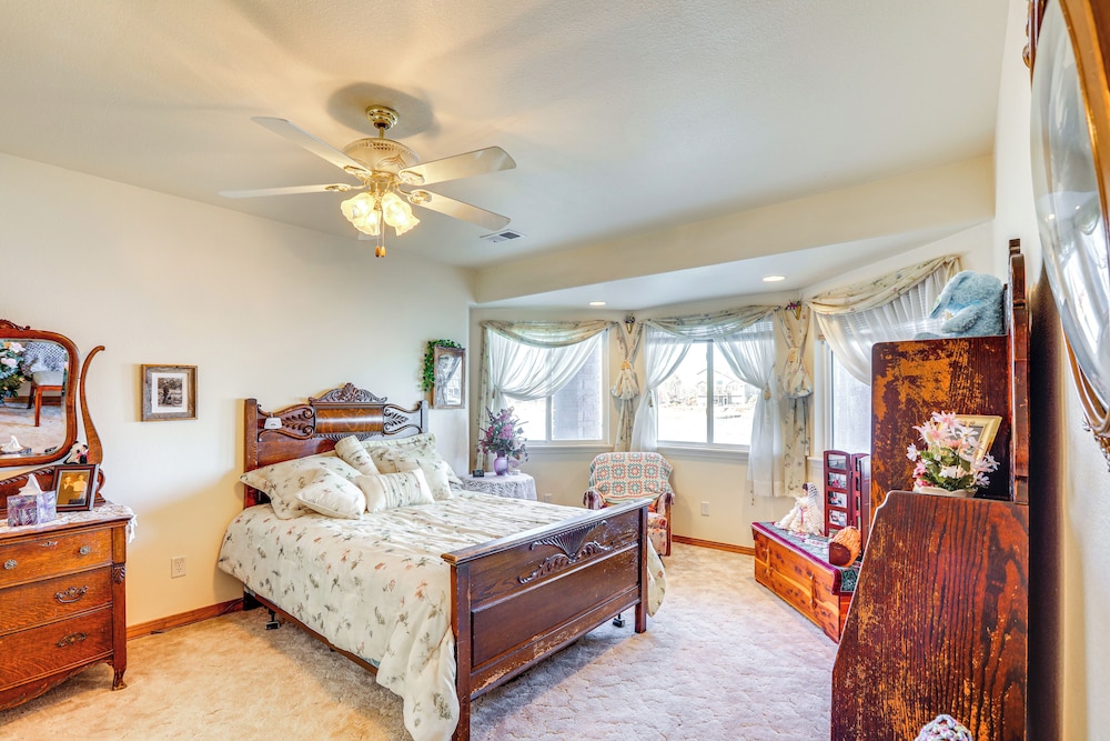 7 Mi to Dtwn Denver: Lakefront Gem w/ Dock!