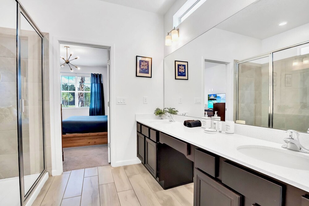 18Guest LakeView Home w HotTub Cinema - Image 5