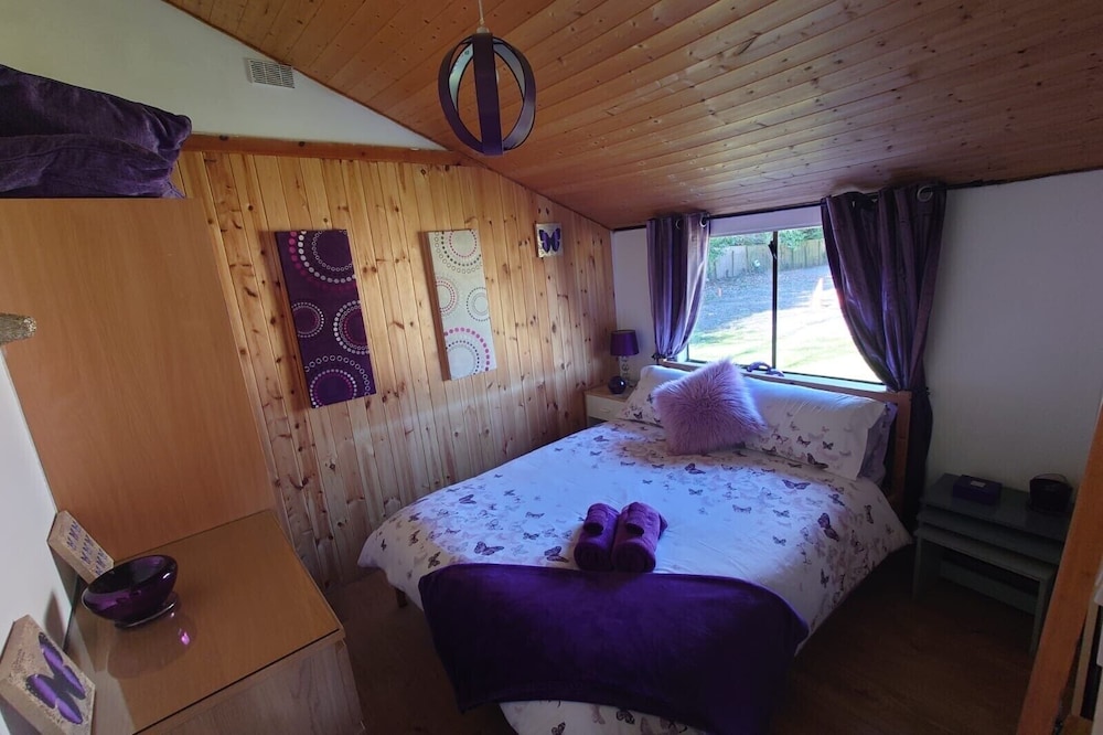 Wildwood Cabin - Sleeps 6, Hot Tub & Parking