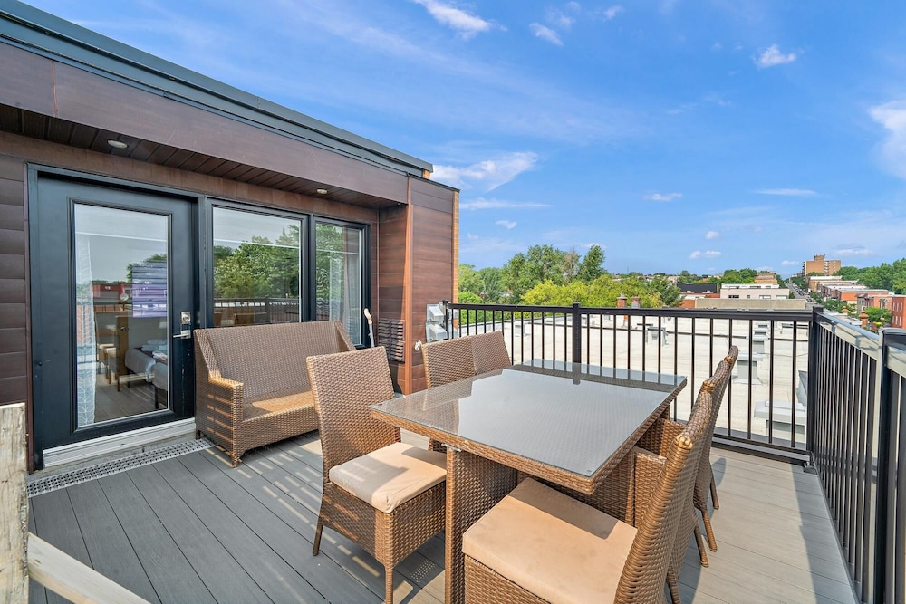 Private Roof top Patio Downtown Metro Frontenac - Image 2