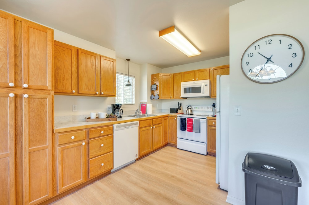 Walk to Downtown: Mountain-view Estes Escape