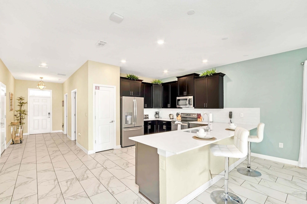 Upstay: Spacious Championsgate Home w Pool & Games