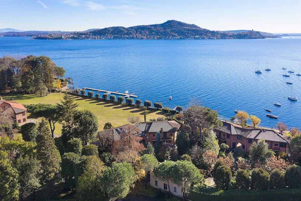 Lakefront Holiday Home