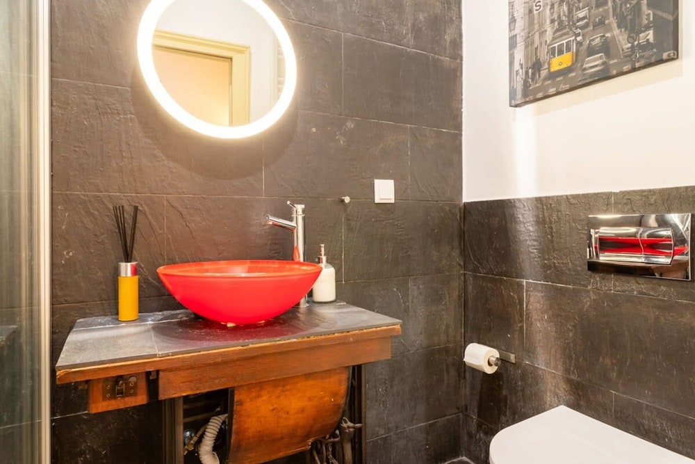 Artistic Alfama 4BR Cathedral Views Tram 28