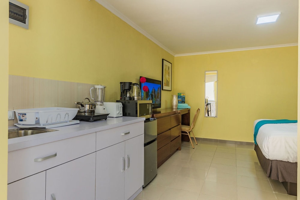 King Size Bed Studio w Pool Close to Beaches