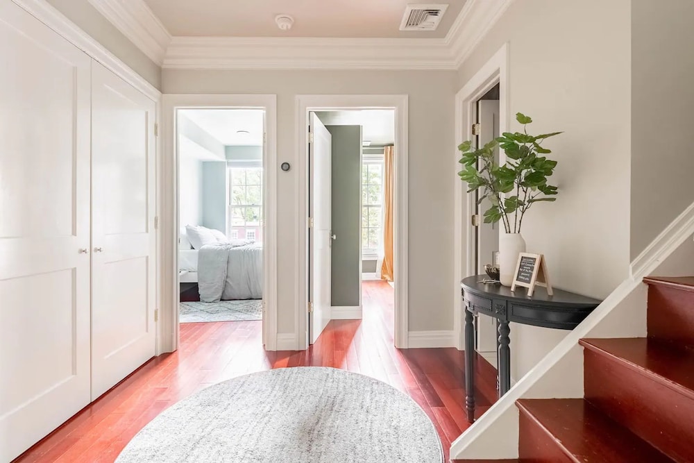 Lofty Bright Greenwich Getaway w Private Rooftop