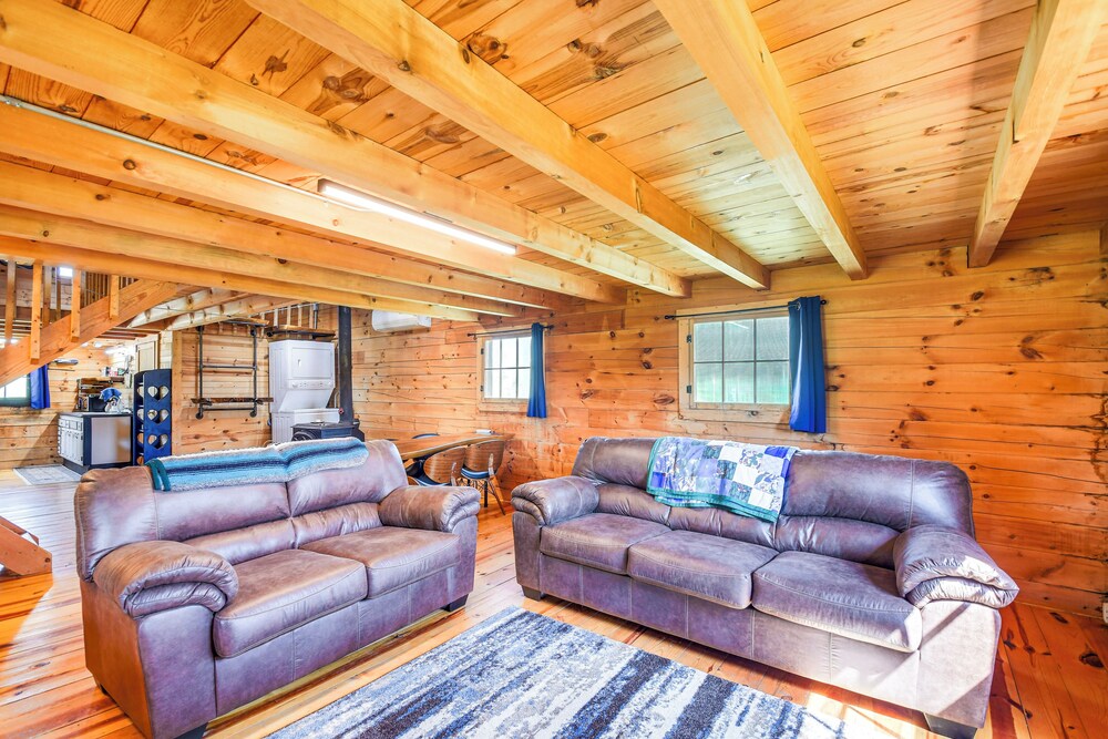 Bellevue Log Cabin w/ Gas Grill & Creek Access
