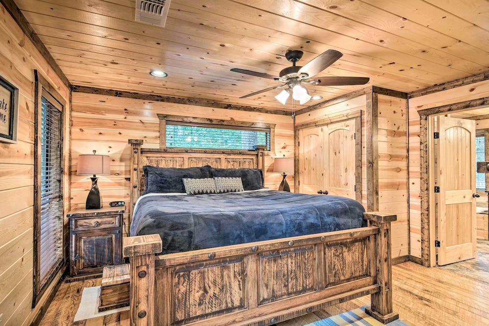 Luxe Cabin w/ Hot Tub, 6 Mi to Broken Bow Lake view 4