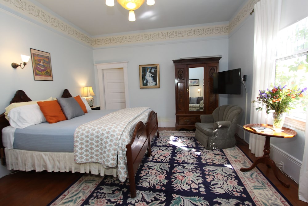 Kelley & Young Wine Garden Inn