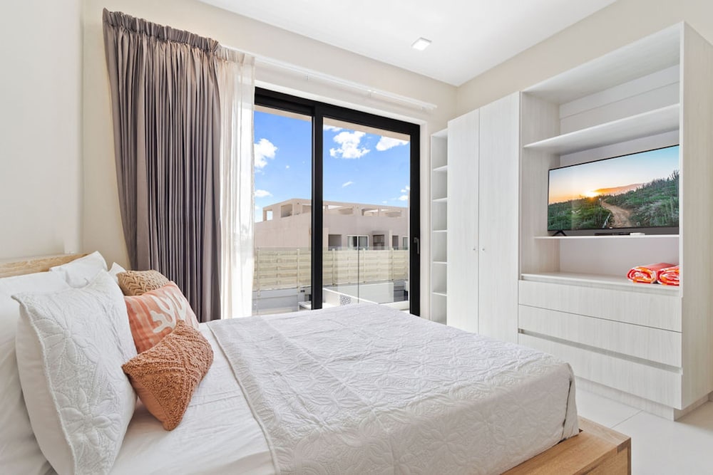 NEW Lux 4BR Villa w Private Pool Walk to Beach