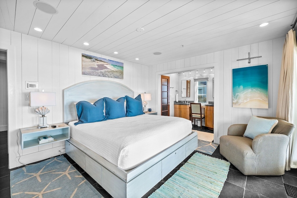 Beach Front Seaside Home Outside The Box 4br/4.5bth 4 Bedroom Home by RedAwning view 4