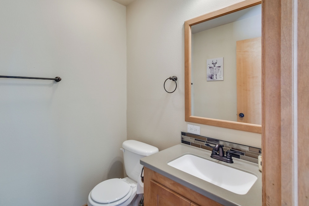 4 Mi to Granby Ranch: Cabin w/ Hot Tub Access!