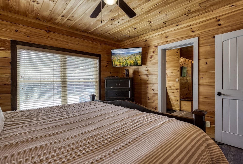 Ern824 - Best Days - Great Location! Close To Town! 2 Bedroom Cabin by RedAwning view 5