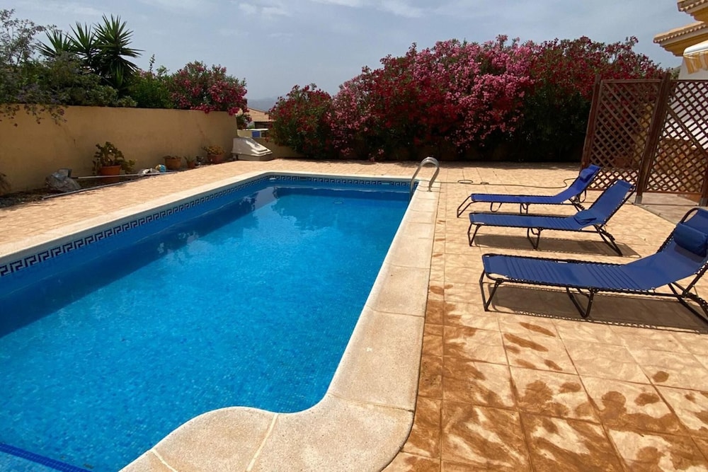 Casa Bueno Sunset Villa - Sleeps 7, Pool & Aircon