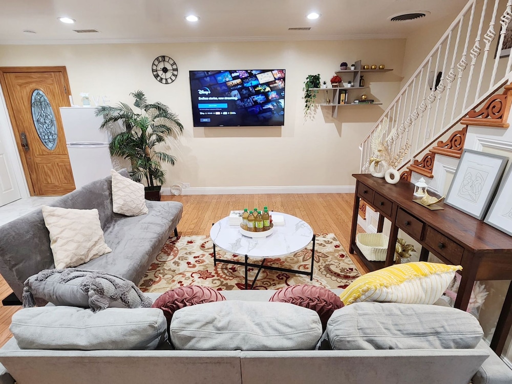 Monterey Park Retreat Spectacular Views Comfort