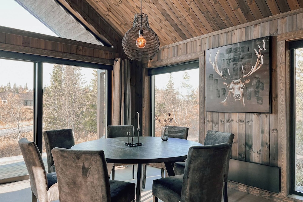 Modern Mountain Cabin - Outdoor Hot Tub - 8 Beds