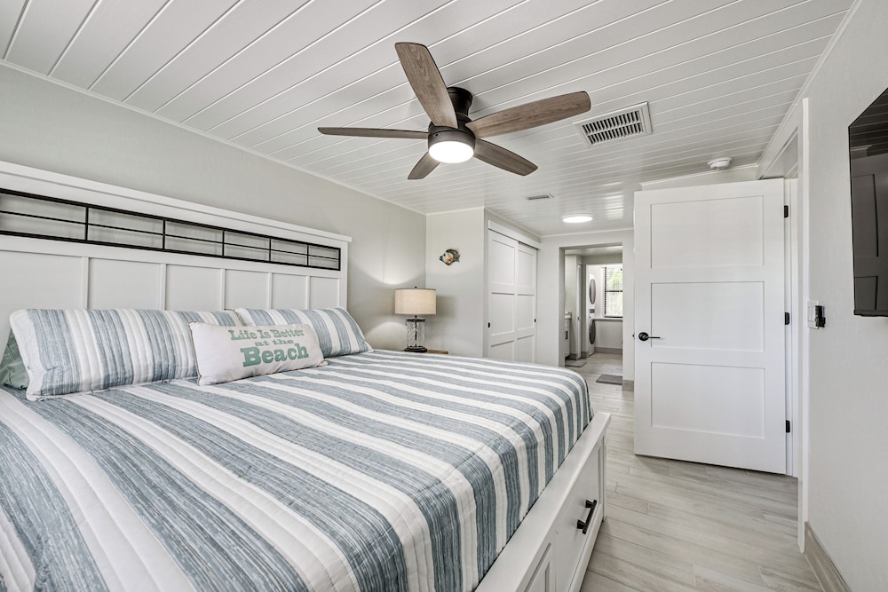 Steps to Englewood Beach: Home w/ Outdoor Oasis!