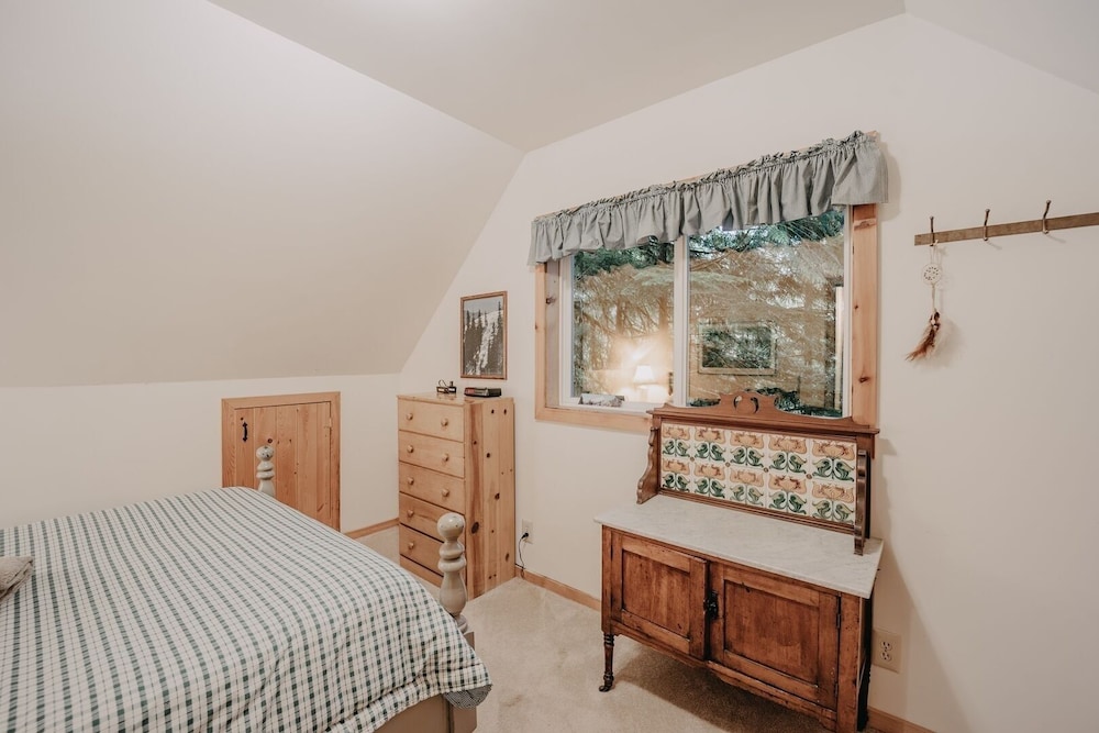 32mbr - Bbq - Pets Ok - Wood Stove - Sleeps 7 3 Bedroom Home by RedAwning
