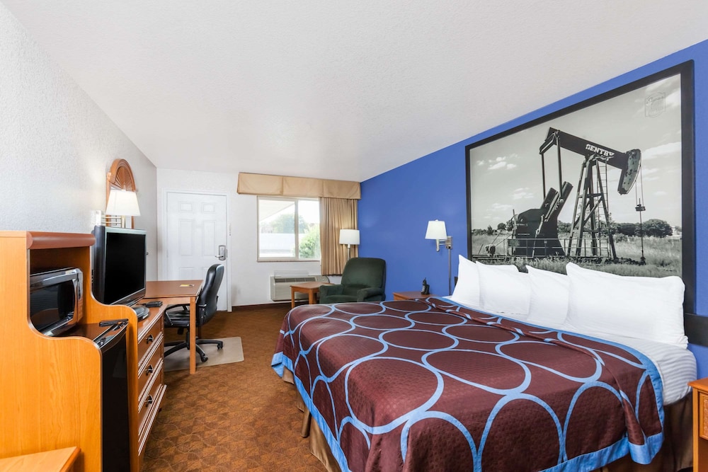 Super 8 by Wyndham Cleburne