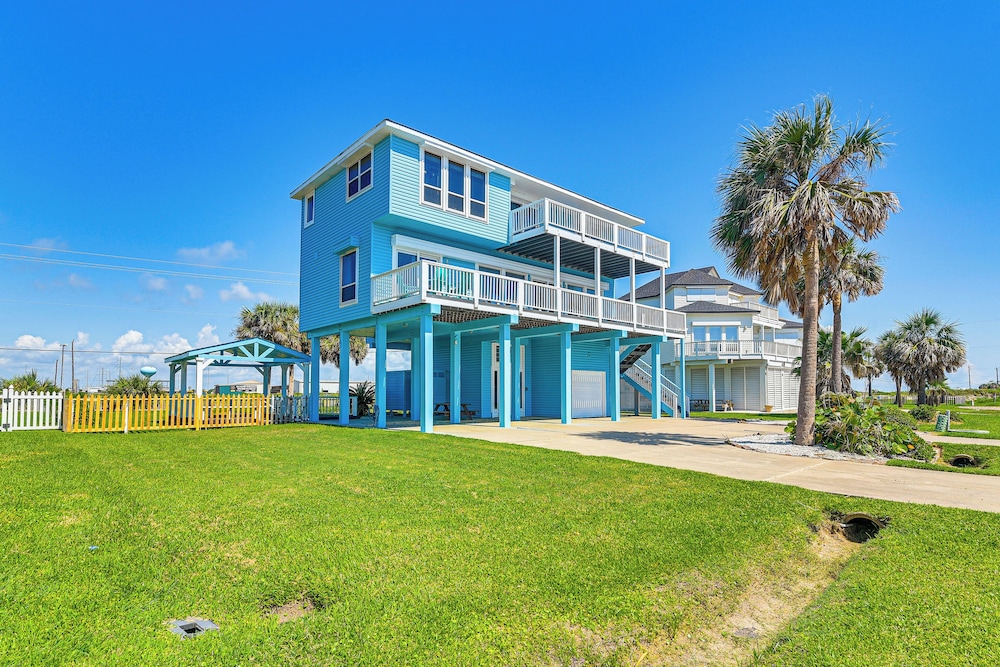 Walk to Beach: Home w/ 2 Decks in Galveston!