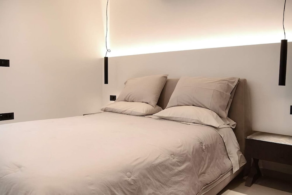 White and Black Cozy Suite in Aegina