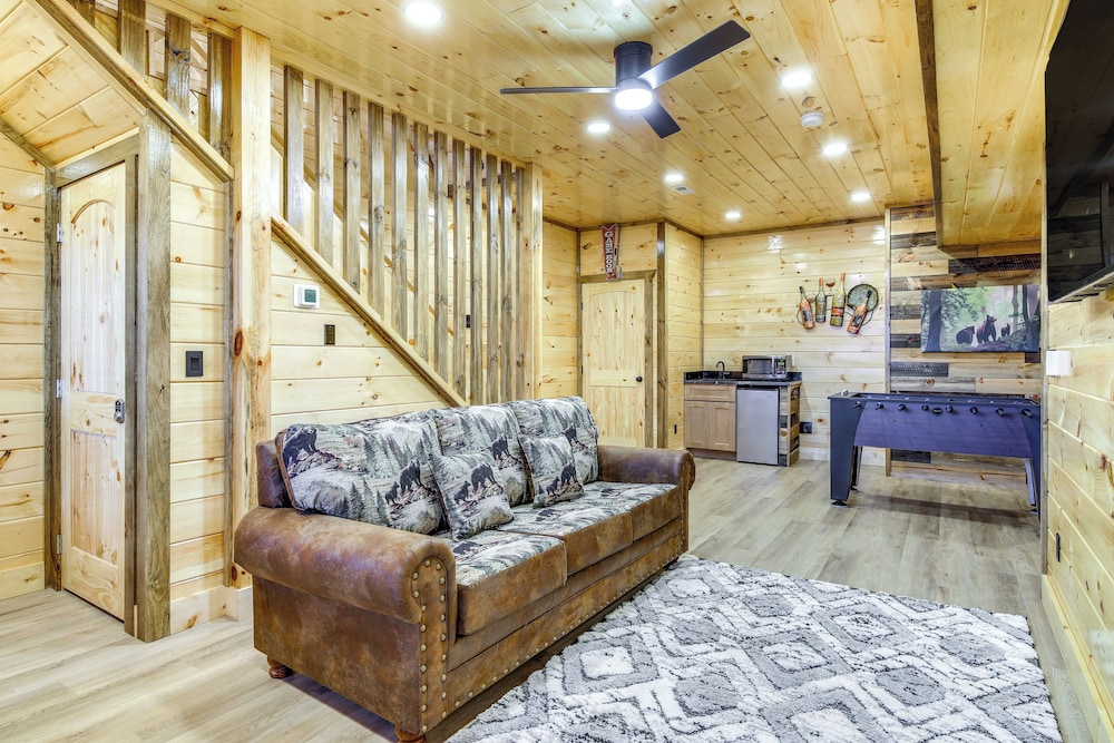 Hot Tub & Spectacular Views: Sevierville Cabin