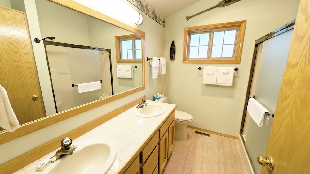 Snowshoe Inn-pyramid Mtn 7 3 Bedroom Home