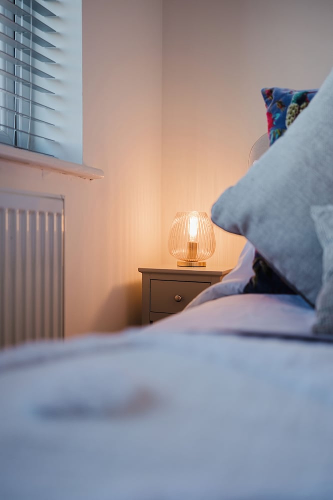 Corner House - Bright 2BD in Cheltenham