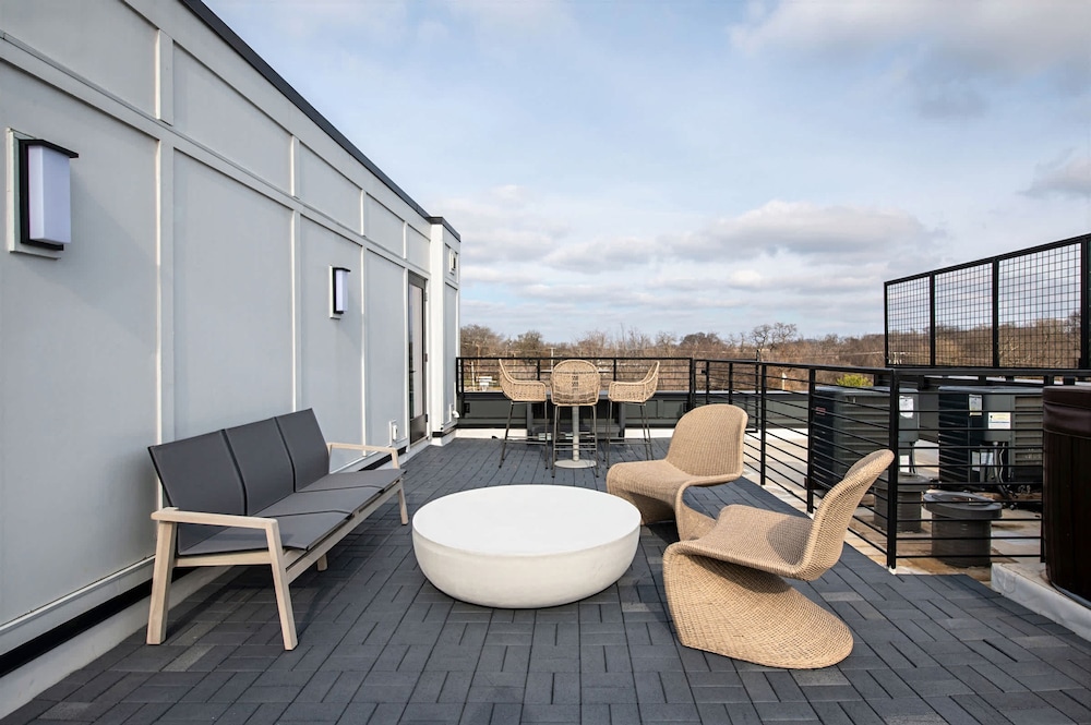 Rooftop Hot Tub Skyline Views Near Broadway