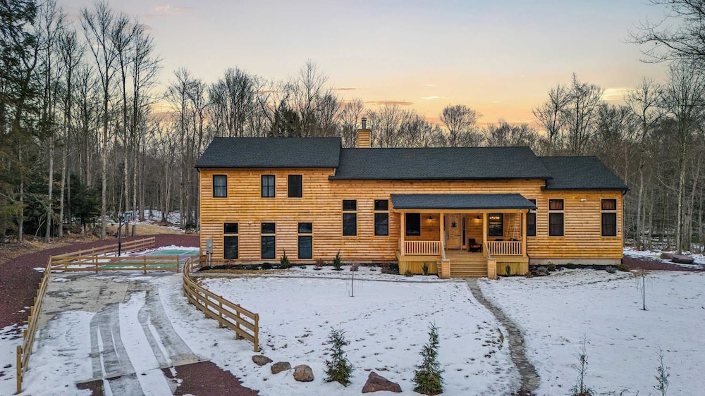 Grand Timber by Avantstay Indoor Pool, Sports Court, Game Room, & More!