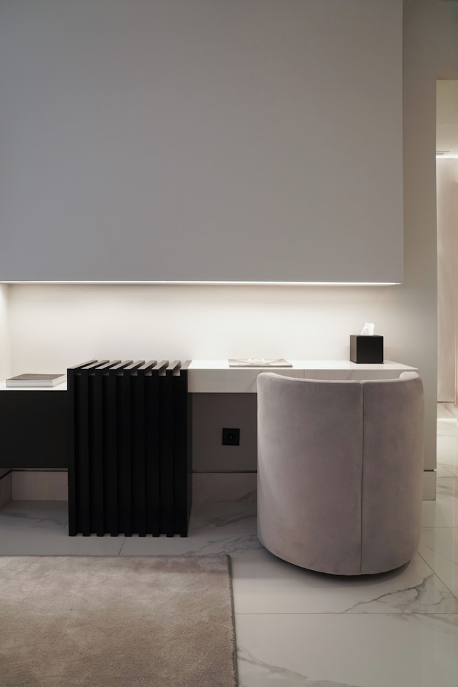 Lusso Hometels J One
