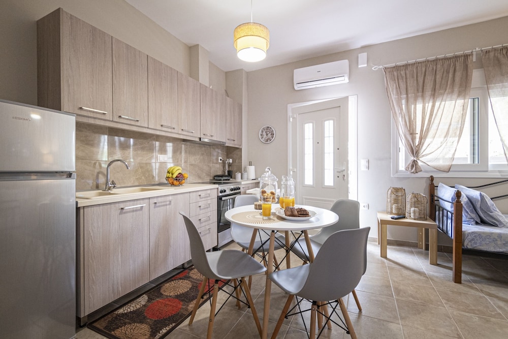 Marialena Apartment by Rentalspro photo 3