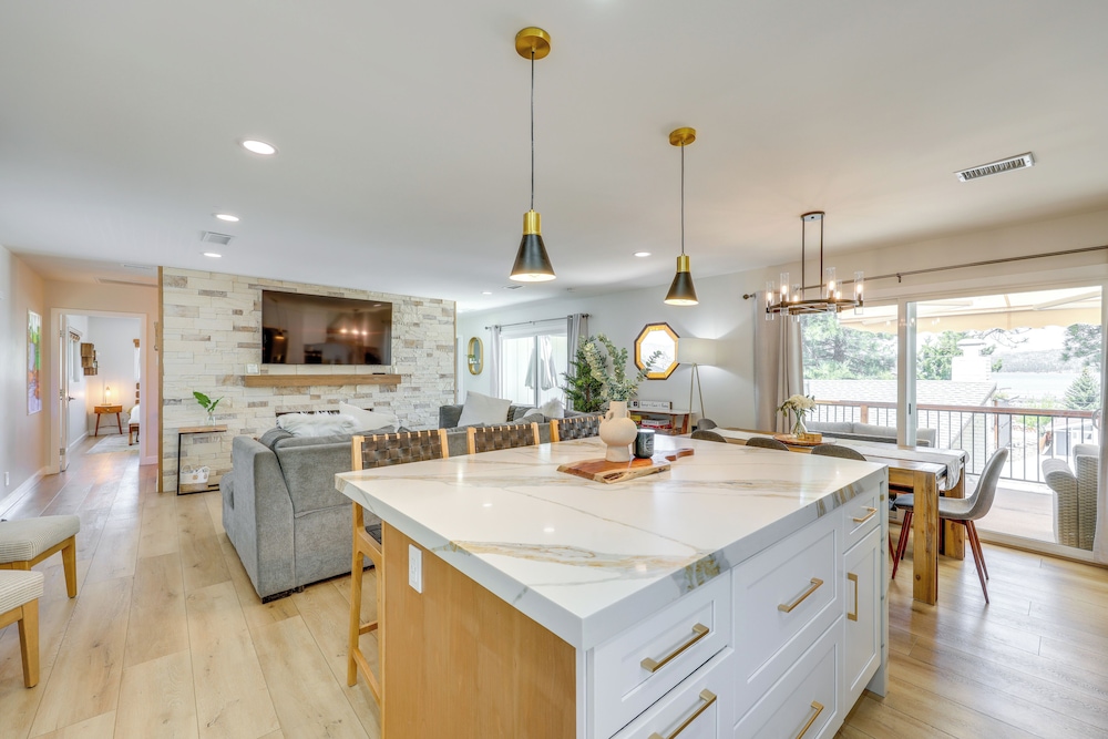 Walk to The Village Shops/eats: Big Bear Lake Home