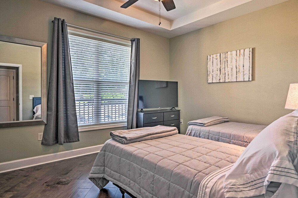 Modern Family Condo With Pano Lake Views & Pool!