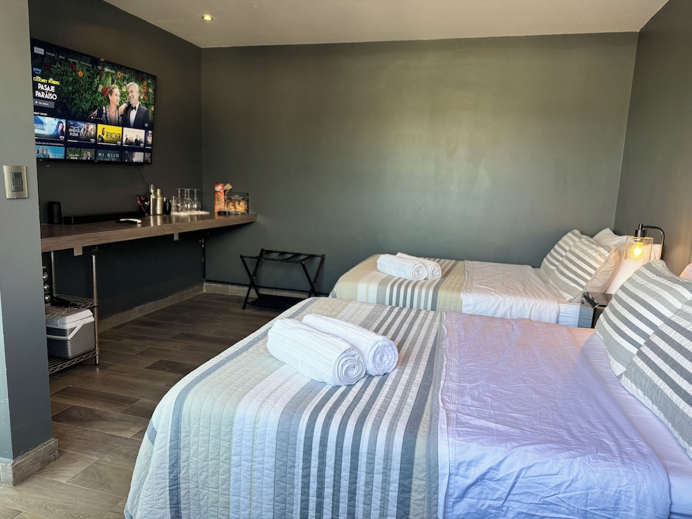 Luxurious 5-bedroom House With Air-conditioning & Private Rooftop in Juriquilla