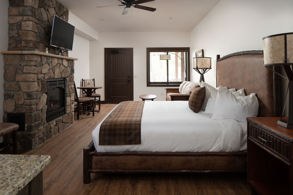 The Landing at Estes Park - Riverside Retreat