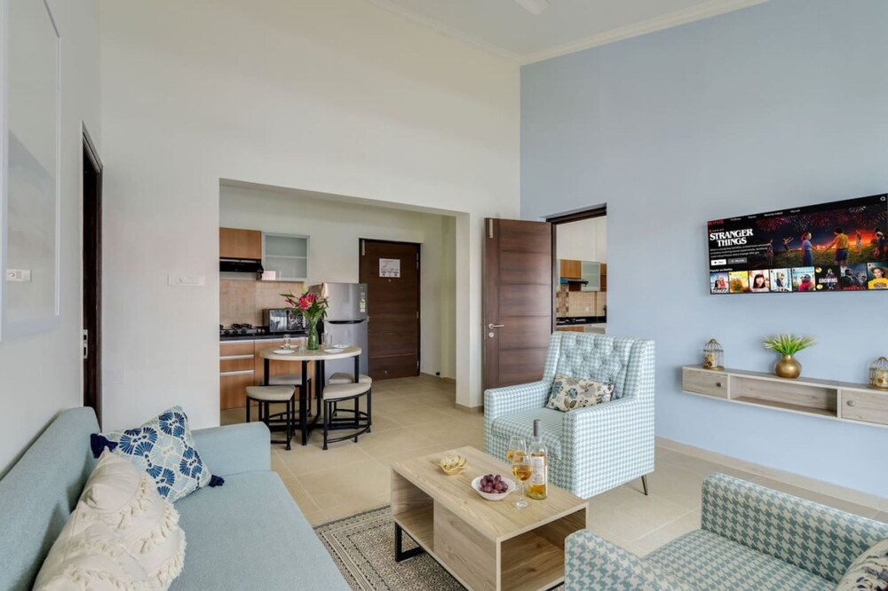 Luxe 1bhk w Pool Sauna 1km to the Beach
