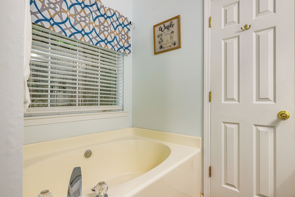 7 Mi to Dtwn Covington: Bright Home w/ Deck & Yard