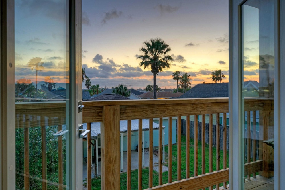 Luxury 4bdr Beach Retreat w/ Private Pool Walk to Dining + Shops Shore Thang