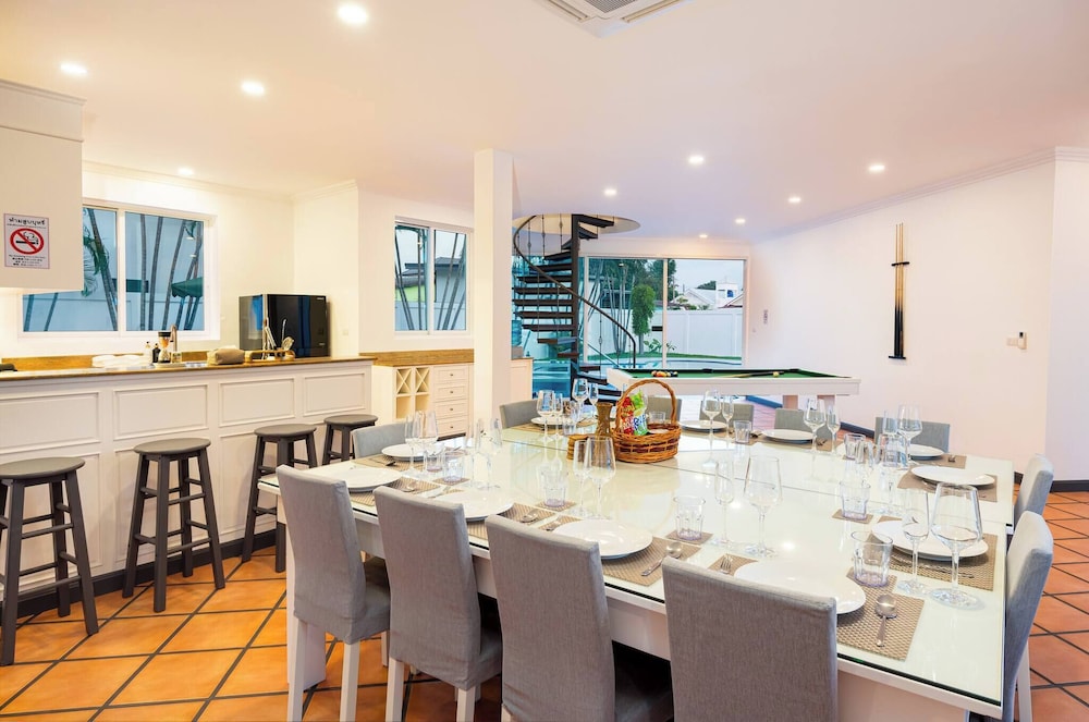 Luxury 4BR Private 425sqm Party Pool Villa