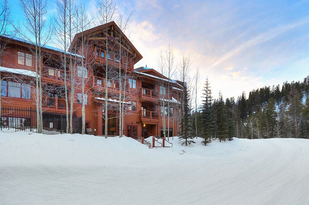 Mountain Thunder Lodge 1209 2 Bedroom Condo by RedAwning