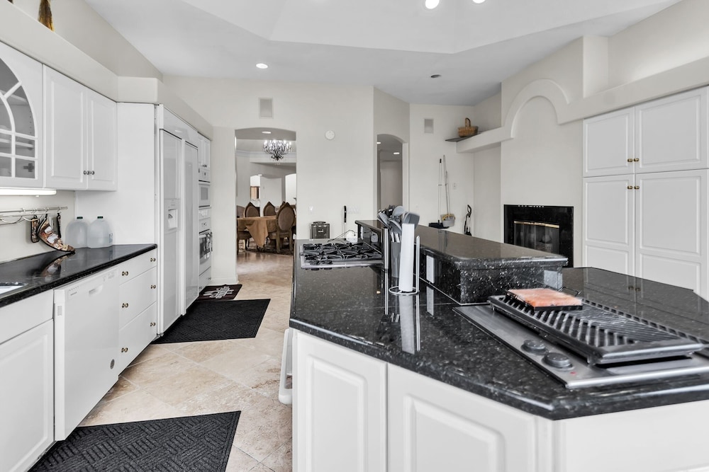 Luxury Villa with Mini Pool, Fireplaces & Scenic Views