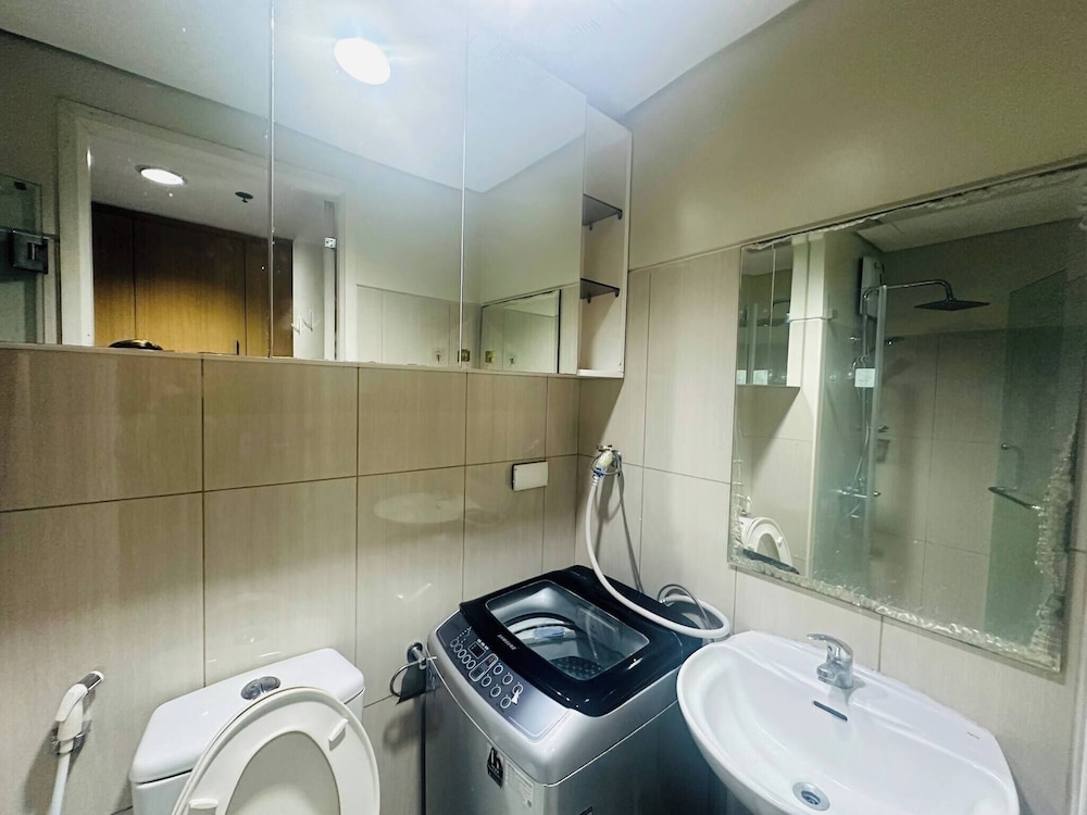 Ritzy Pasay Getaway - Entire Apartment for Rent