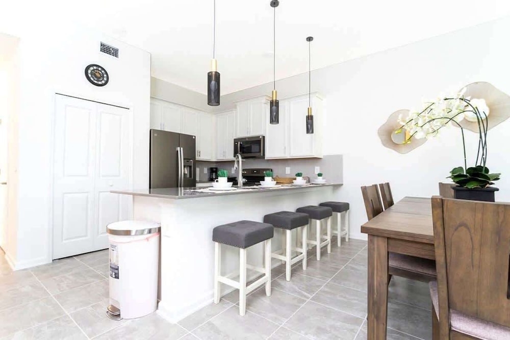 Modern 2Bd Townhome Minutes to Disney w Waterpark