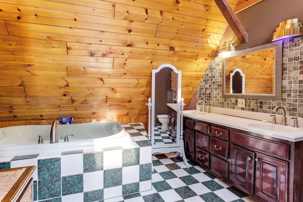 Swim & Sip: Creative Retreat 2 Mi to Owasco Lake