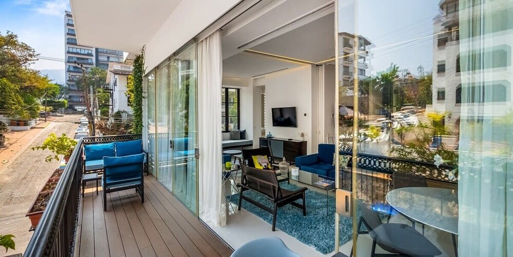 Stylish King-bed Unit - Pool - Ocean View - Gym