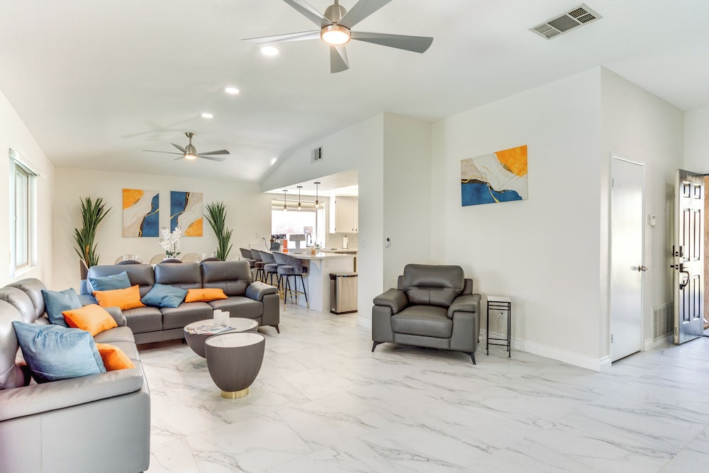 Game Room, Hot Tub & Mtn Views: Palm Springs Gem